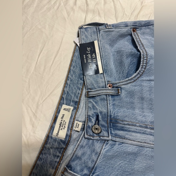 A&F Curve Love High Rise Wide Leg Jean - Picture 5 of 6